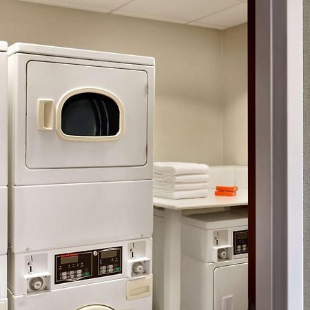 Hampton Inn & Suites By Hilton Manchester Bedford Экстерьер фото