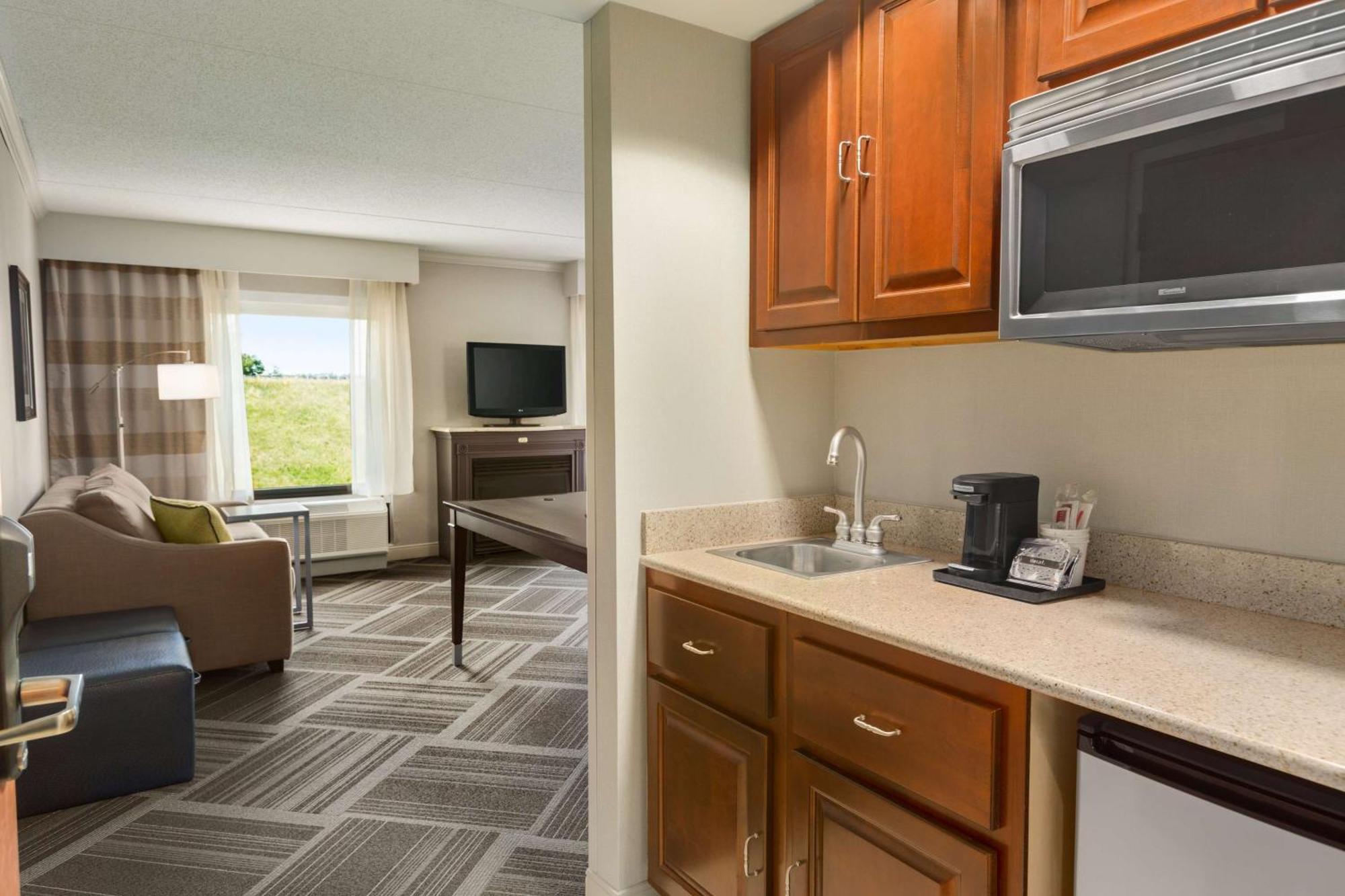 Hampton Inn & Suites By Hilton Manchester Bedford Экстерьер фото