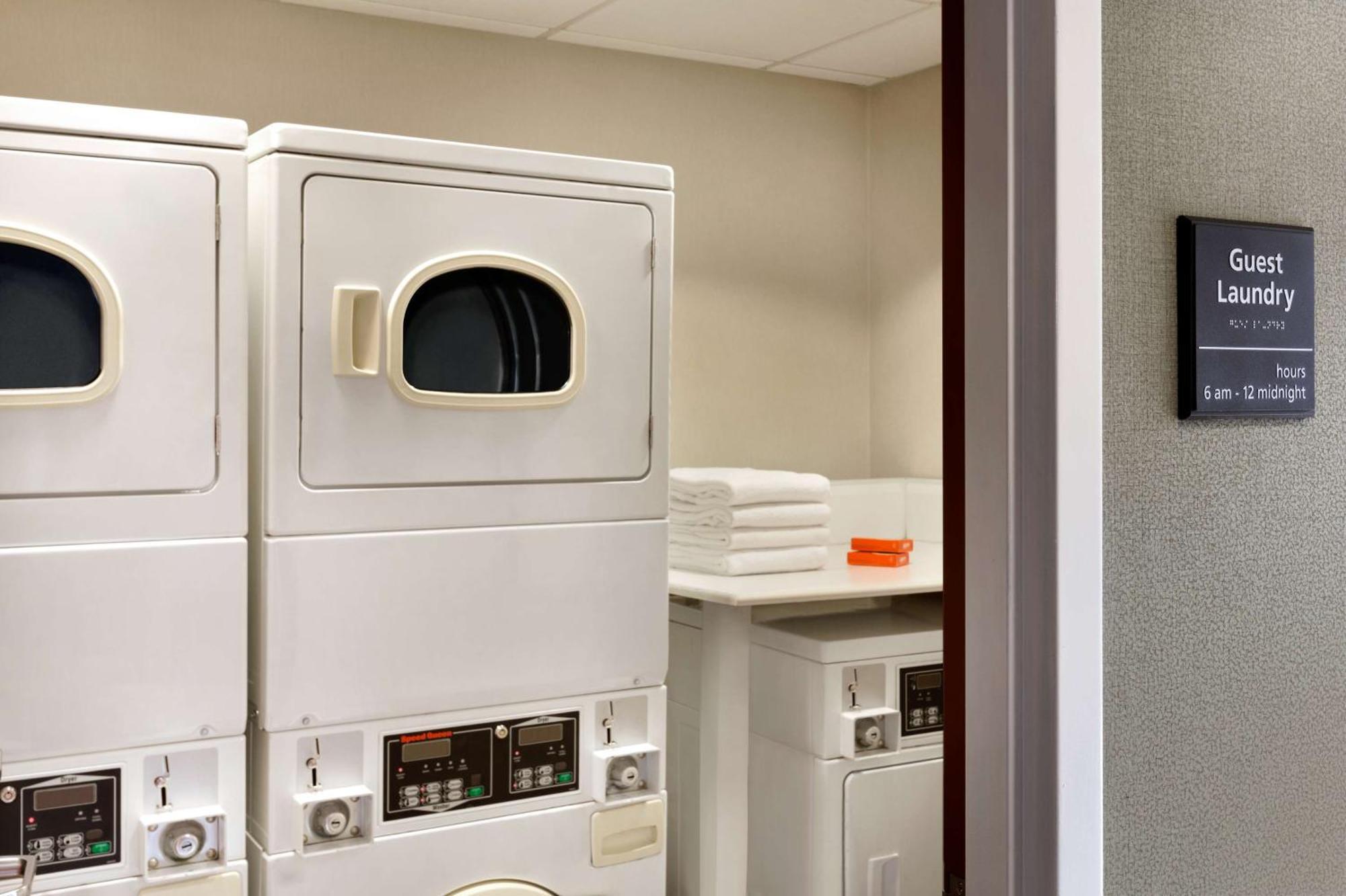 Hampton Inn & Suites By Hilton Manchester Bedford Экстерьер фото