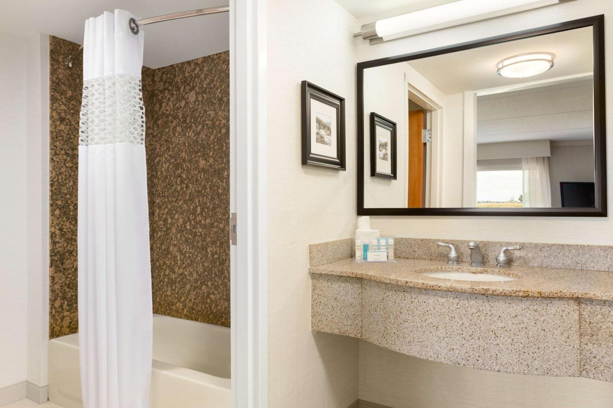 Hampton Inn & Suites By Hilton Manchester Bedford Экстерьер фото