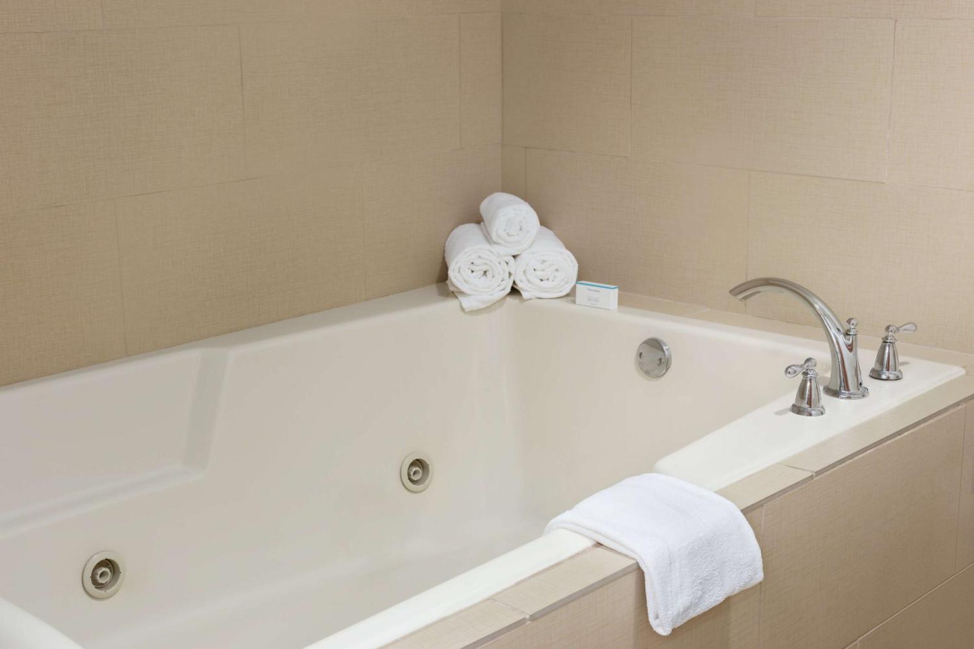 Hampton Inn & Suites By Hilton Manchester Bedford Экстерьер фото