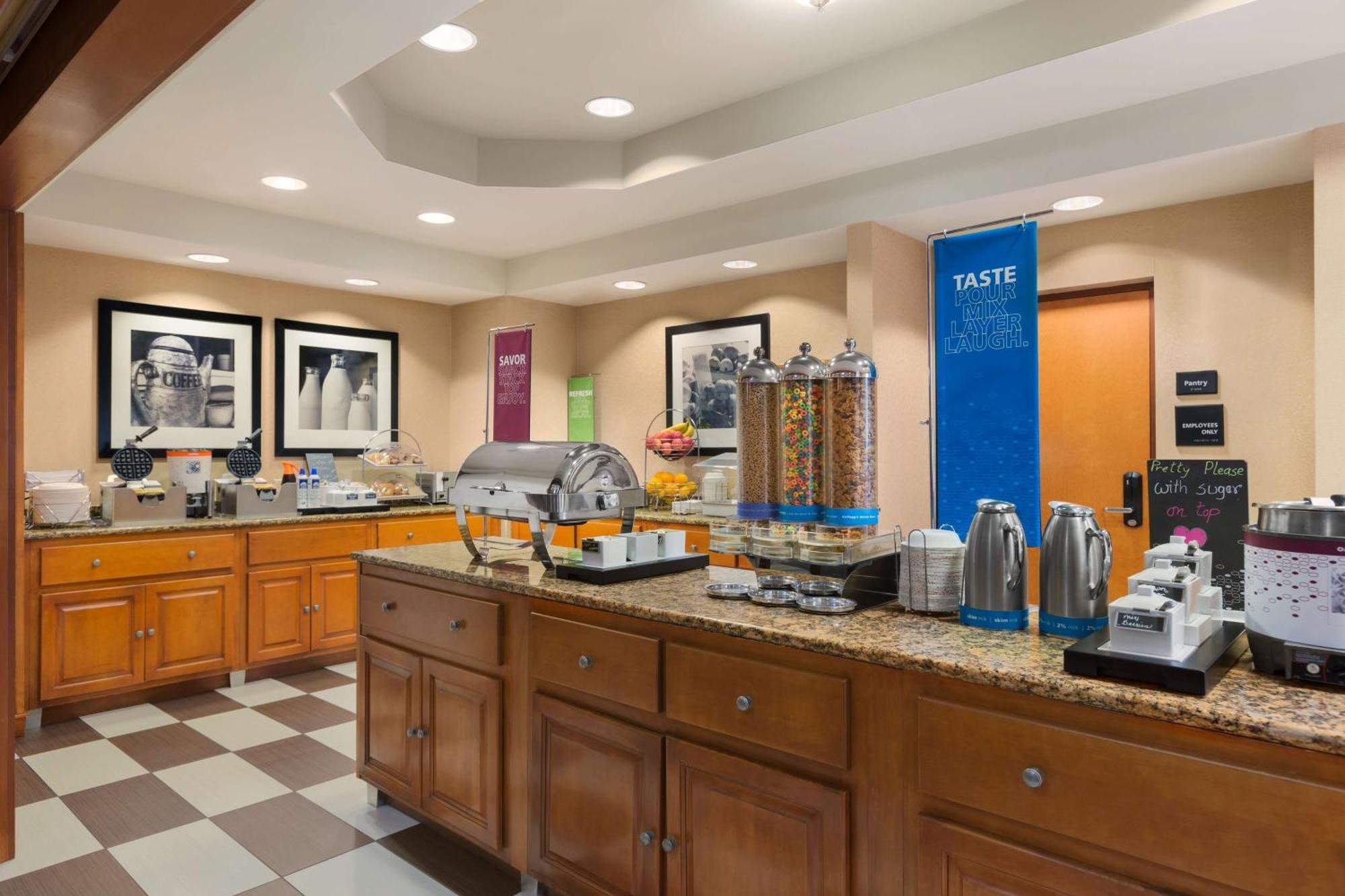 Hampton Inn & Suites By Hilton Manchester Bedford Экстерьер фото