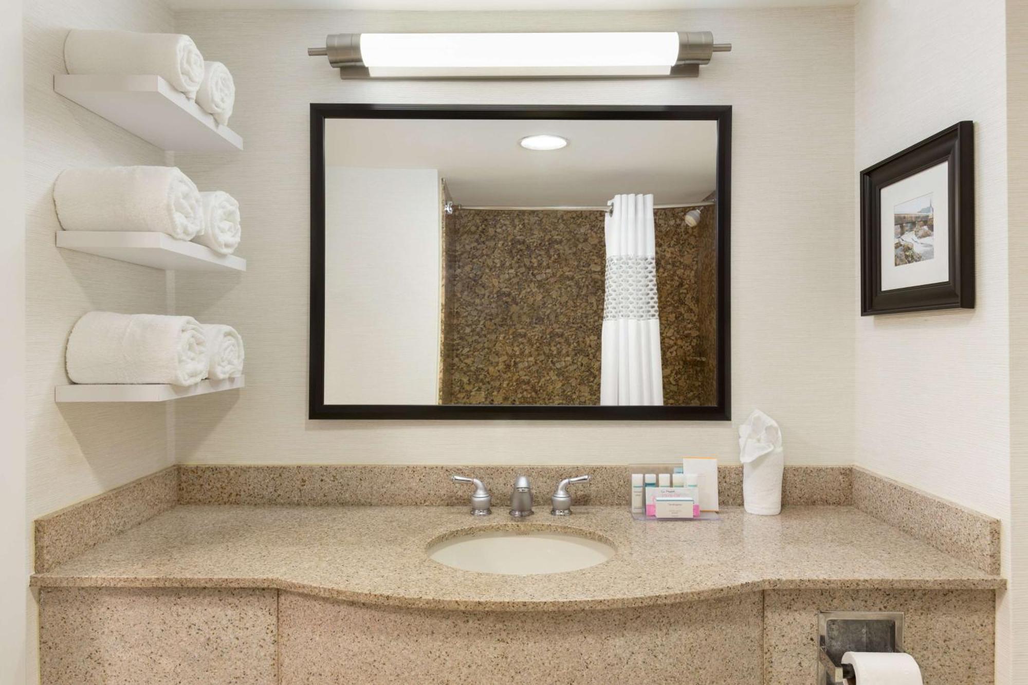 Hampton Inn & Suites By Hilton Manchester Bedford Экстерьер фото