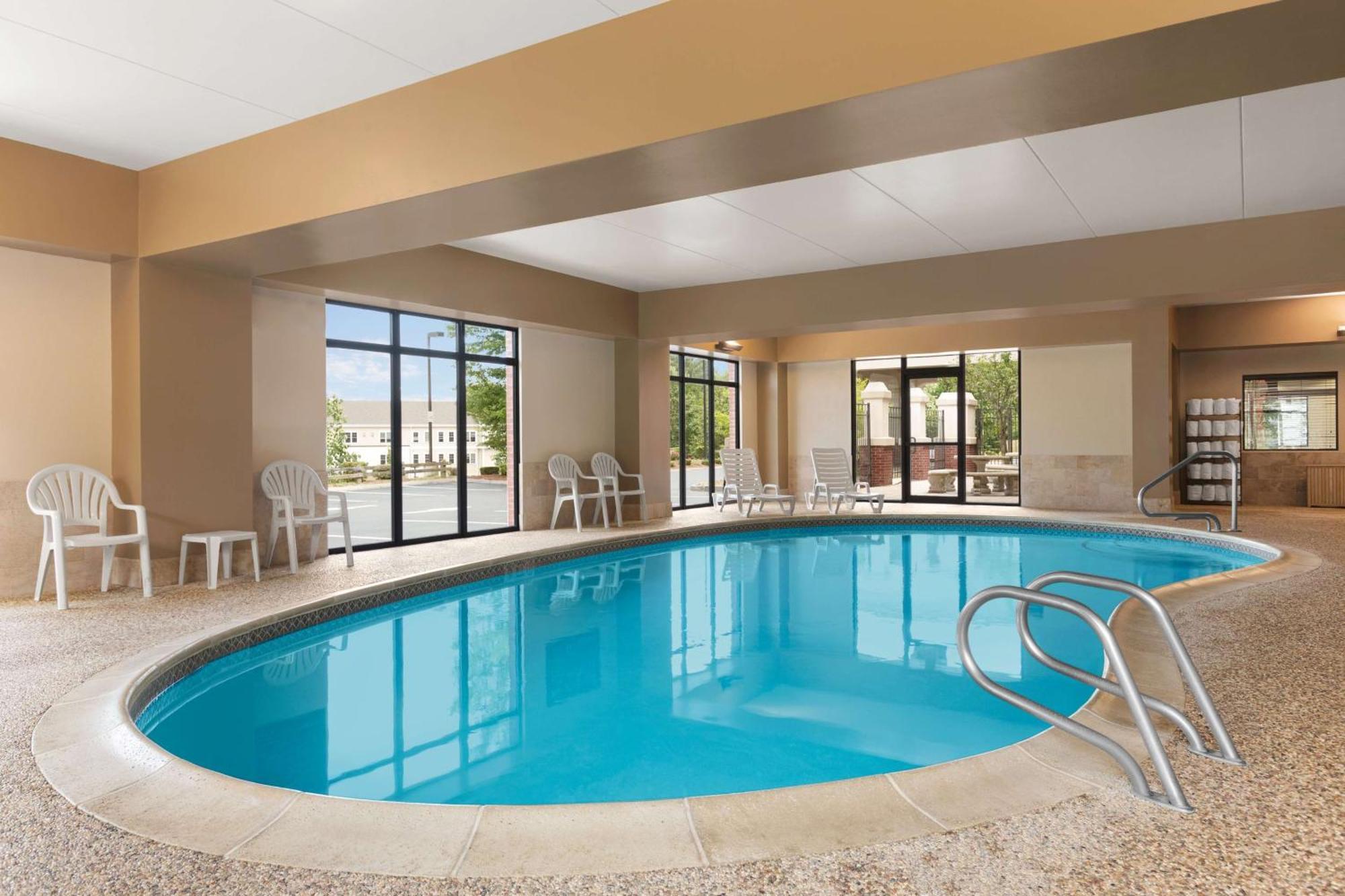 Hampton Inn & Suites By Hilton Manchester Bedford Экстерьер фото