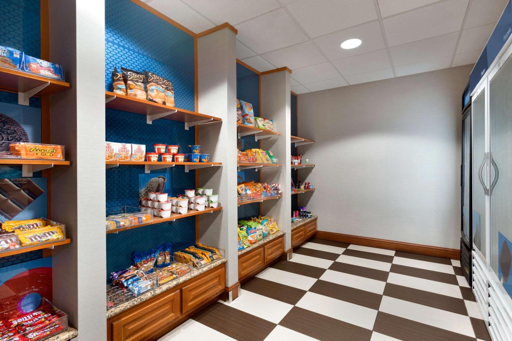 Hampton Inn & Suites By Hilton Manchester Bedford Экстерьер фото