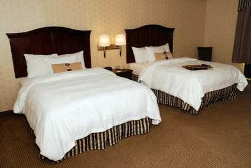 Hampton Inn & Suites By Hilton Manchester Bedford Экстерьер фото