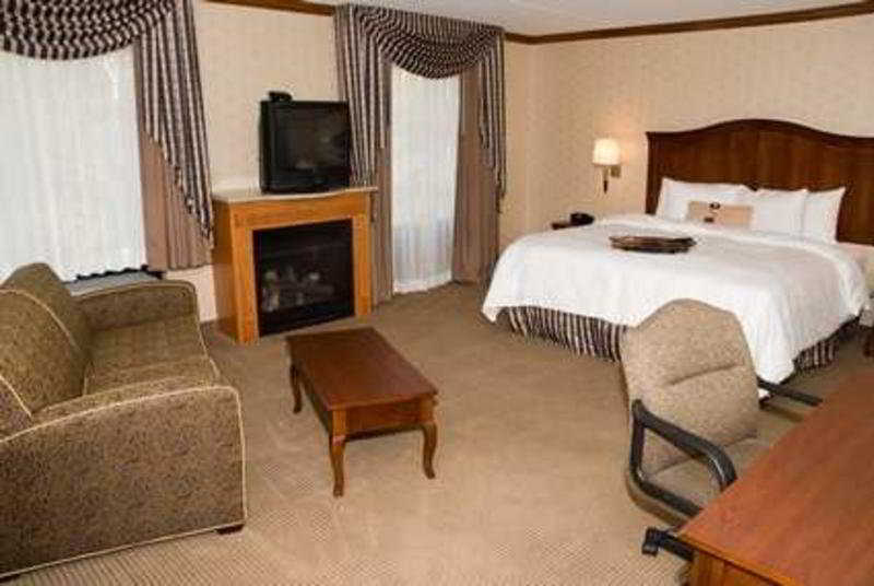 Hampton Inn & Suites By Hilton Manchester Bedford Номер фото