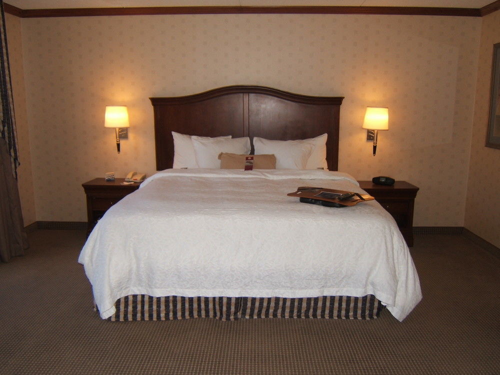 Hampton Inn & Suites By Hilton Manchester Bedford Экстерьер фото