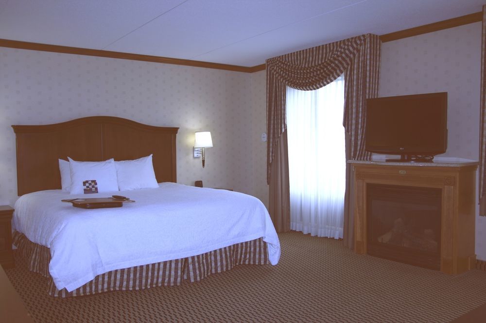 Hampton Inn & Suites By Hilton Manchester Bedford Экстерьер фото