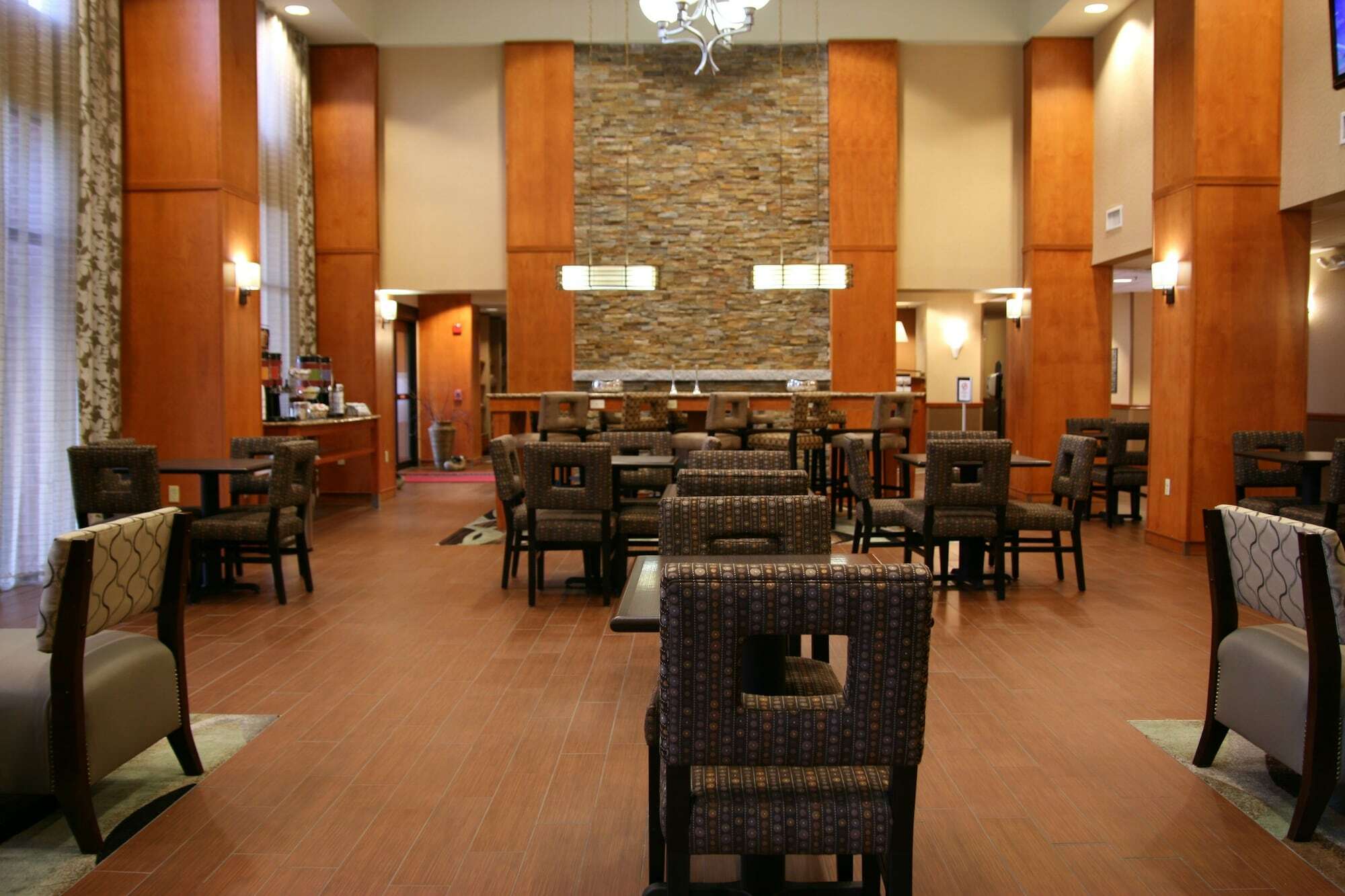 Hampton Inn & Suites By Hilton Manchester Bedford Экстерьер фото